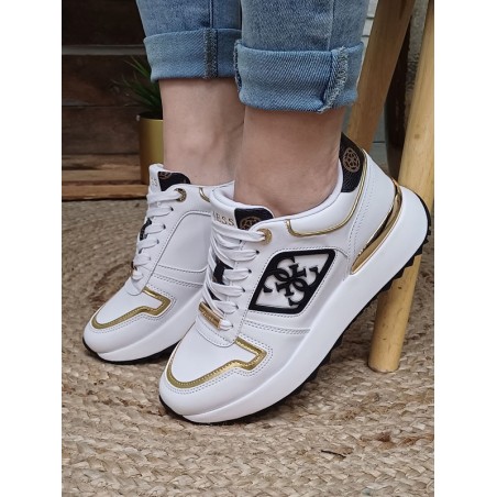 Baskets femme sneakers Guess Koyaa blanches